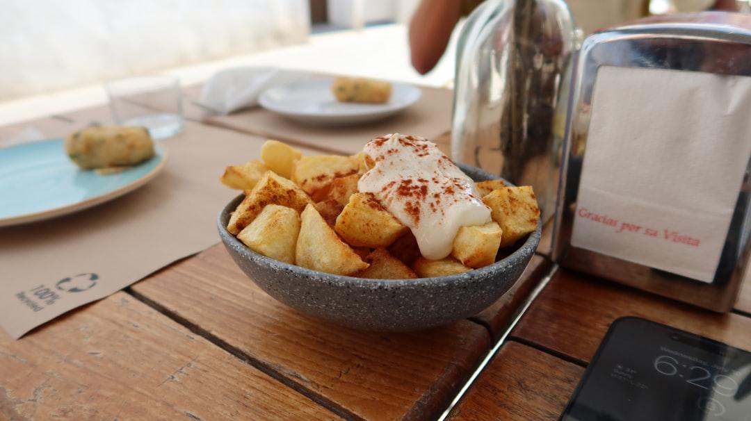 Ración de patatas bravas – imagen 1